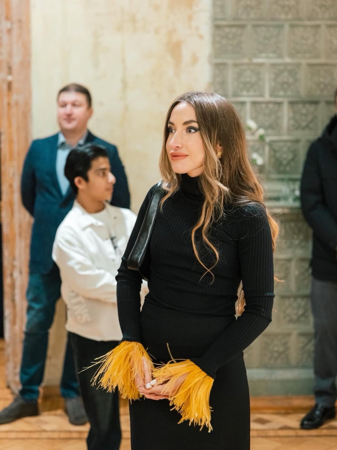 Prezidentin qızı və gəlini sərgidə - FOTOLAR